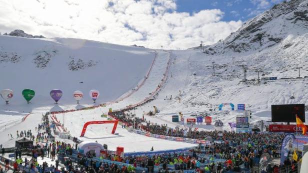 Tausende Fans und Zuschauer kommen zum FIS Alpine Skiweltcup nach Sölden in Tirol und zu den zahlreichen Events im Ötztal.