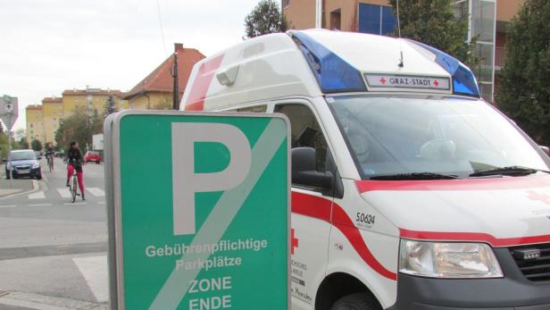 Die Rot Kreuz-Autos gelten nicht als „öffentlicher Dienst“: Die Fahrer müssen laut Gericht fürs Abstellen in Grazer Kurzparkzonen zahlen.