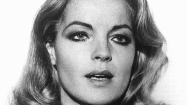 Schwarzweiß-Porträt der Schauspielerin Romy Schneider.