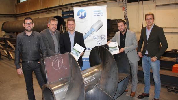 Management von Hydroconnect mit Geschäftsführer Paul Edelsegger (2.v.r) und den Nationalräten Andreas Hanger (M.) und Werner Groiß (2.v.l.) mit Antriebsschnecke einer neuen Hydroconnect-Turbine