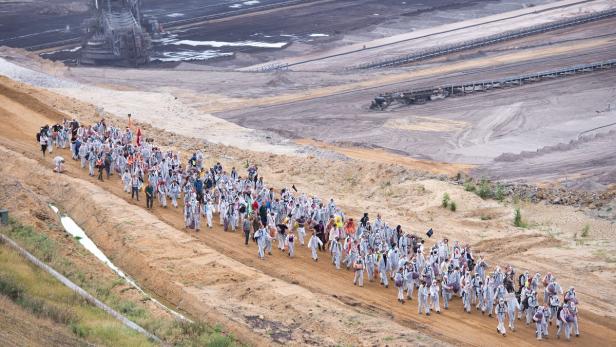 Mehrere hundert Umweltaktivisten sind am Samstagvormittag in den Braunkohle-Tagebau im rheinischen Garzweiler eingedrungen.