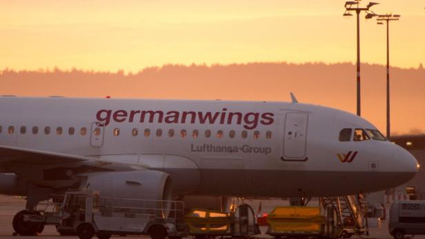 Ein Airbus A319 der Lufthansa-Tochter Germanwings bei Sonnenaufgang auf dem Flughafen in Stuttgart.