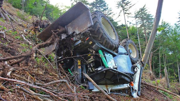 NIEDERÖSTERREICH: FORSTUNFALL BEI FURTH A. D. TRIE Der verunfallte Traktor im Dürntal bei Furth a.d. Triesting