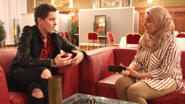 Michael Patr4ick Kelly im Interview mit dem Kinder-KURIER, hier Jungjournalistin Najwa Hamdi