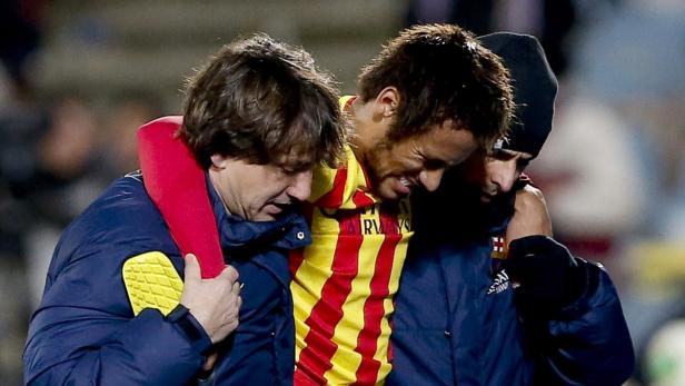 Neymar wird von zwei Betreuern vom Spielfeld geführt.