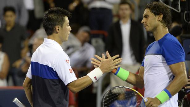 Rafael Nadal gibt Kei Nishikori nach einem Tennismatch die Hand.