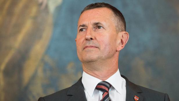 FPÖ-Gewerkschafter zeigen Verteidigungsminister Starlinger an