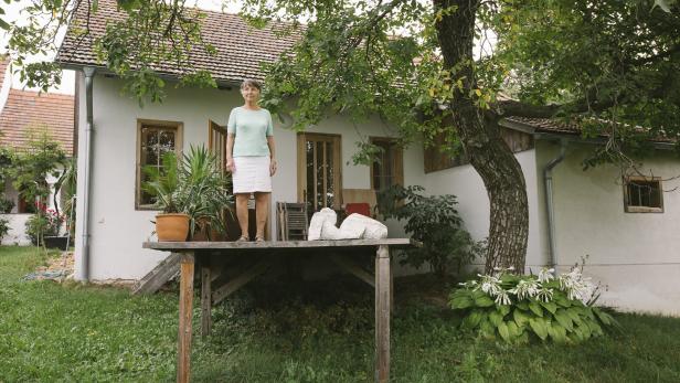 Ein Steg ins Pflanzenmeer: Steinbildhauerin Ulrike Truger auf ihrer Terrasse