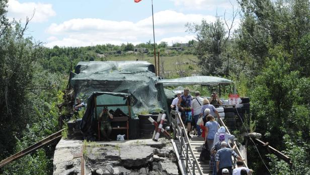 Brücke zur selbsternannten (pro-russischen) Volksrepublik Lugansk in der Ostukraine.
