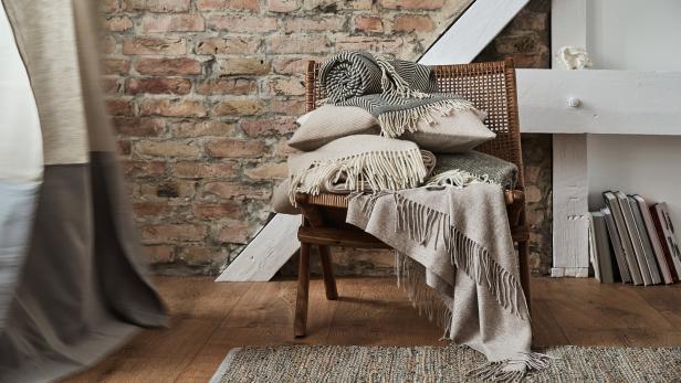Blickfang auf dem Sofa: Decken als begehrtes Deko-Objekt