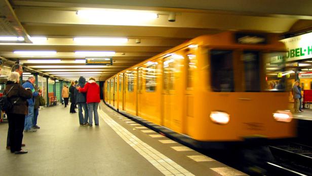 Mann in Berlin vor U-Bahn gestoßen: Verdächtiger gefasst