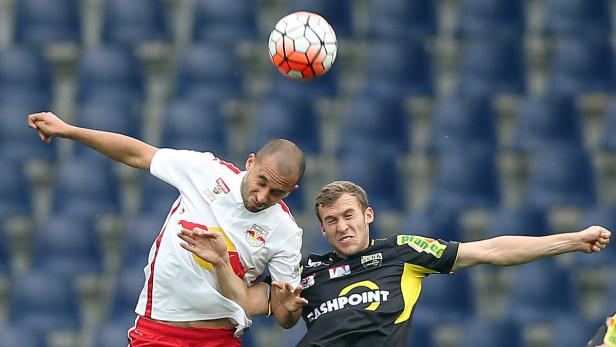Zwei Fußballspieler kämpfen um einen Ball in der Luft.