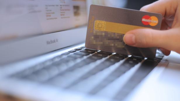 MasterCard-Kreditkarte vor einem aufgeklappten Laptop