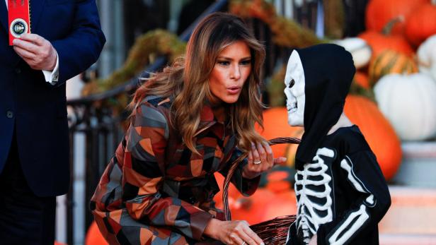 First Lady Melania Trump hat keine Berührungsängste mit den Halloween-Geistern