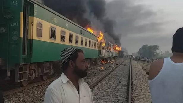Feuerkatastrophe: Mindestens 65 Tote bei Zugunglück in Pakistan