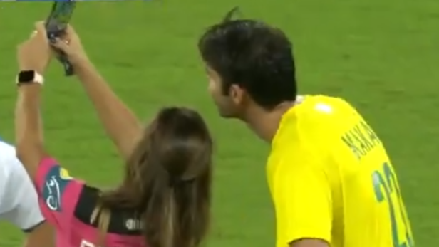 Kuriose gelbe Karte: Schiedsrichterin wollte Selfie mit Kaka