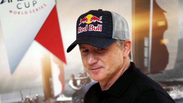 Ein Mann mit einer Red Bull-Kappe vor einem Segel-Hintergrund.