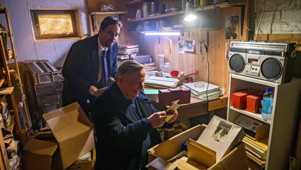 Kommissar Thiel kramt mit Professor Boerne in dessen Kisten mit Erinnerungsstücken