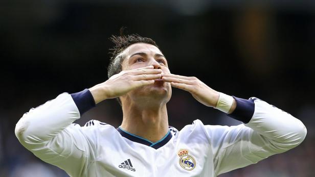 Real Madrid&#039;s Cristiano Ronaldo celebrates after scoring a goal against Levante during their Spanish first division soccer match at Santiago Bernabeu stadium in Madrid April 6, 2013. REUTERS/Sergio Perez (SPAIN - Tags: SPORT SOCCER)