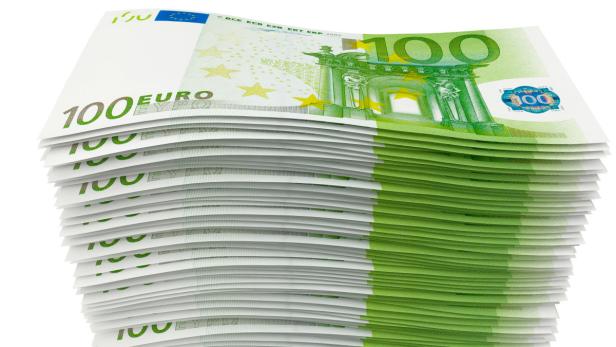 Ein Stapel von 100-Euro-Scheinen.