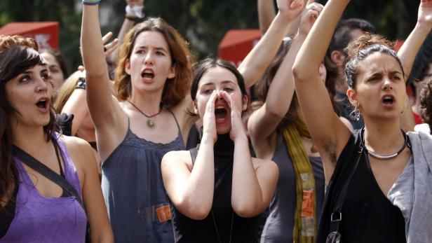 REUTERSDemonstrators protest against collective bargaining reforms in front of Spains labour ministry in Madrid June 10, 2011. With Spains youth unemployment higher than 40 percent and its overall joblessness the highest in the European Union at one in fi Die joblose Jugend rangiert auf Platz drei: Arbeitslosigkeit und Unterbeschäftigung stellen für die Experten eine große Bedrohung dar.