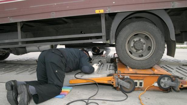 Polizei und Asfinag überprüften die Winterausrüstung bei Lkw auf Autobahnen
