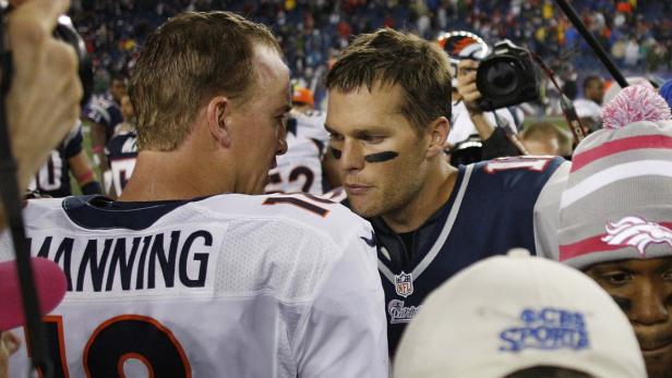Die Footballspieler Tom Brady und Peyton Manning stehen sich gegenüber.