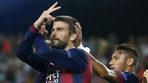 Gerard Piqué feiert mit erhobenen Händen, während Neymar neben ihm steht.