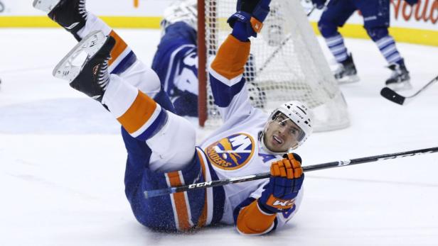 New York Islanders John Tavares celebrates his second goal of the game against the Toronto Maple Leafs during the first period of their NHL hockey game in Toronto, April 18, 2013. REUTERS/Mark Blinch (CANADA - Tags: SPORT ICE HOCKEY)