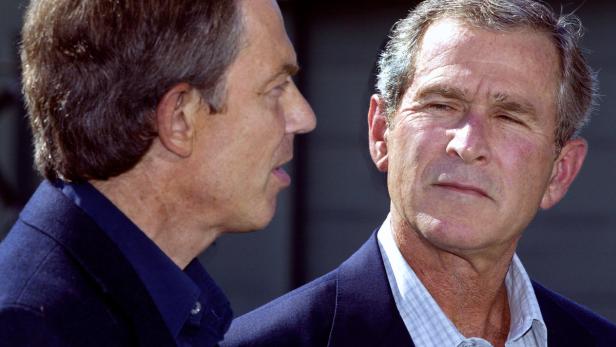 FILES-BRITAIN-IRAQ-WAR-POLITICS US-Präsident George W. Bush und der britische Premierminister Tony Blair in Camp David im September 2002