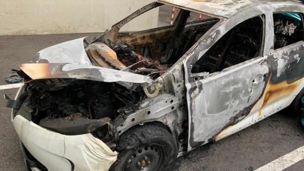 Elektroauto in Graz ausgebrannt: Verdacht auf Brandstiftung