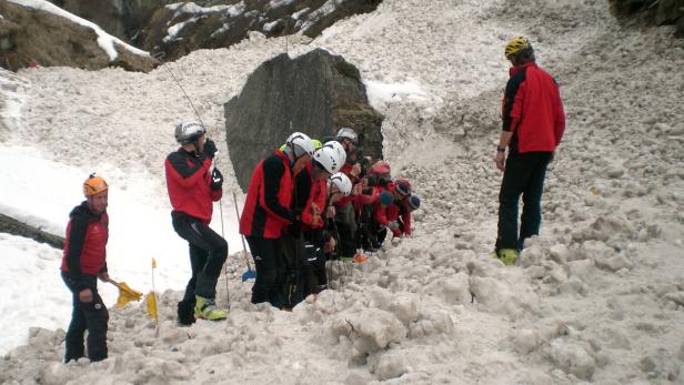 APA12331024-2 - 16042013 - PRÄGRATEN - ÖSTERREICH: ZU APA 49 CI - Einsatzkräfte der Bergrettung und Alpinpolizei bei der Sondierung eines Lawinenkegels, unter dem ein Mann vermutet wird, am Montag, 15. April 2013, auf 1,700 Meter in Prägraten, Osttirol. +++ WIR WEISEN AUSDRÜCKLICH DARAUF HIN, DASS EINE VERWENDUNG DES BILDES AUS MEDIEN- UND/ODER URHEBERRECHTLICHEN GRÜNDEN AUSSCHLIESSLICH IM ZUSAMMENHANG MIT DEM ANGEFÜHRTEN ZWECK ERFOLGEN DARF - VOLLSTÄNDIGE COPYRIGHTNENNUNG VERPFLICHTEND +++ APA-FOTO: BERGRETTUNG PRÄGRATEN