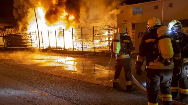 Feuerwehr bekämpfte Flammen mit massivem Wassereinsatz
