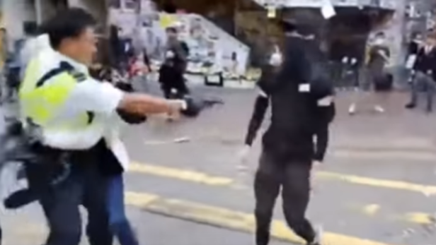 Der Demonstrant ging auf einen Polizisten mit gezogener Waffe zu - dieser schoss.