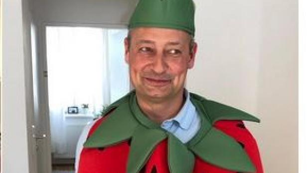 Andreas Schieder verkleidet sich als "candyandy" Erdbeere