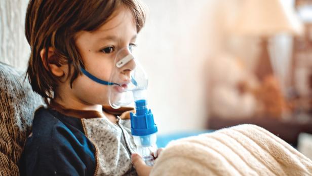 Bei Lungenentzündungen gibt es verschiedenen Behandlungsmöglichkeiten, etwas das Inhalieren mit Dampf.