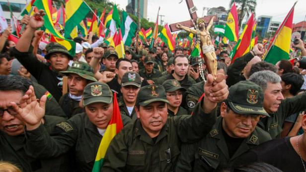 In Bolivien freuen sich Demonstranten über den Rücktritt von Evo Morales
