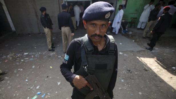 In Pakistan kommt es immer wieder zu Anschlägen von Selbstmordattentätern. (Bild: Polizist in Pakistan)