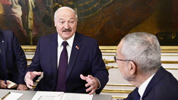 Lukaschenko (links) und Van der Bellen bei einem diplomatischen Balanceakt.