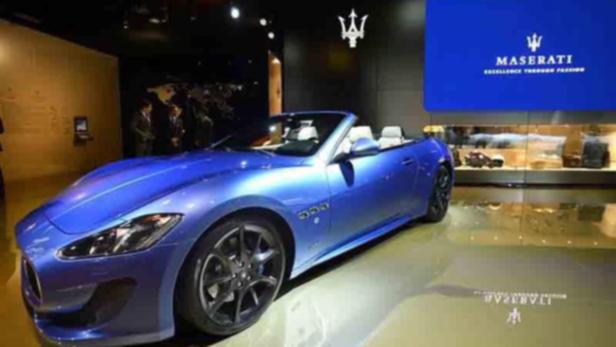 Ein blauer Maserati GranCabrio steht auf einer Ausstellung.