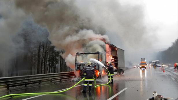 Lkw brannte auf Autobahn A21 komplett aus