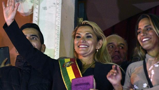Bolivien: Senatorin Jeanine Anez erklärt sich zur Interimspräsidentin