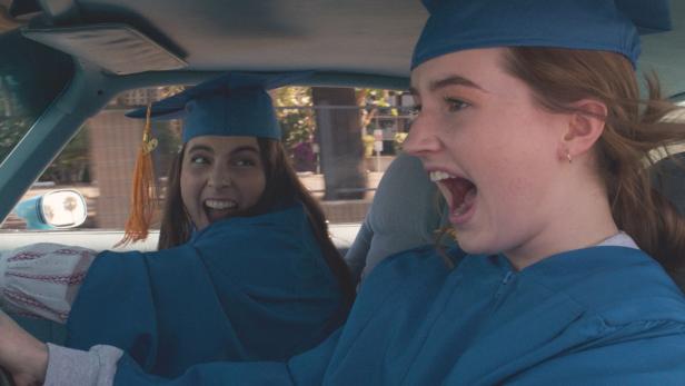 Beanie Feldstein als Molly (li.) und Kaitlyn Dever als Amy wollen am Ende ihrer Schulzeit endlich einmal Spaß haben: „Booksmart“