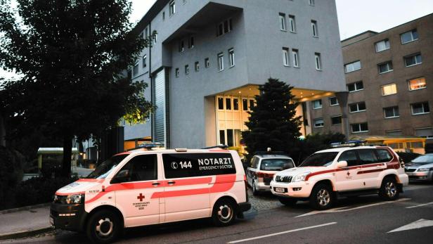 TIROL: 33-JÄHRIGE FRAU IN INNSBRUCK ERSTOCHEN Einsatzkräfte am Tatort.