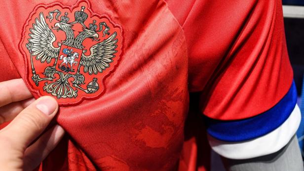 Falsch designtes russisches Trikot in einem Adidas-Shop in Moskau.