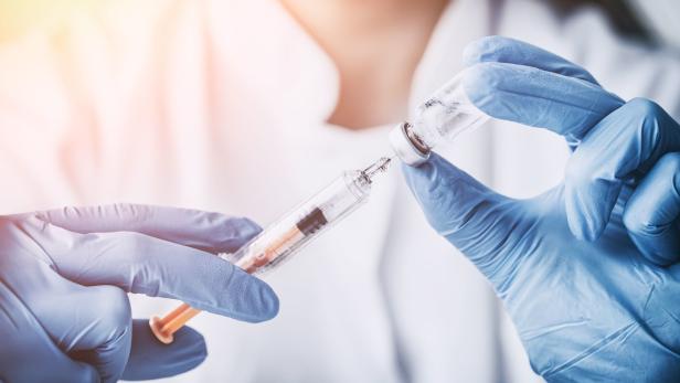 In den USA hat erstmals eine freiwillige Person testweise einen möglichen Impfstoff gegen das Coronavirus injiziert bekommen.