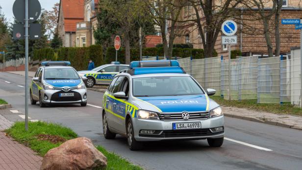 Bayrische Polizeibeamte nahmen zwei Verdächtige fest (Symbolbild)