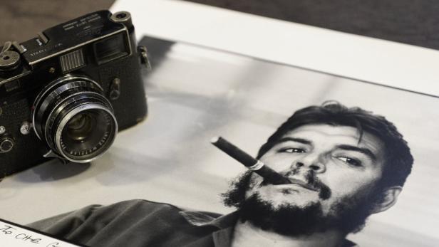 René Burris bekanntestes Foto zeigt „Che“ Guevara (1963). Die Leica, mit der er das Foto schoss (li.), wird im Mai von Westlicht versteigert