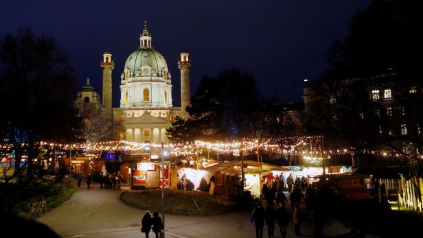 Adventmarkt vor der Karlskirche.