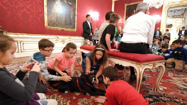 Am Wochenende durften 30 Kinder in der Hofburg übernachten - der Bundespräsident machte auf die Kinderrechte aufmerksam